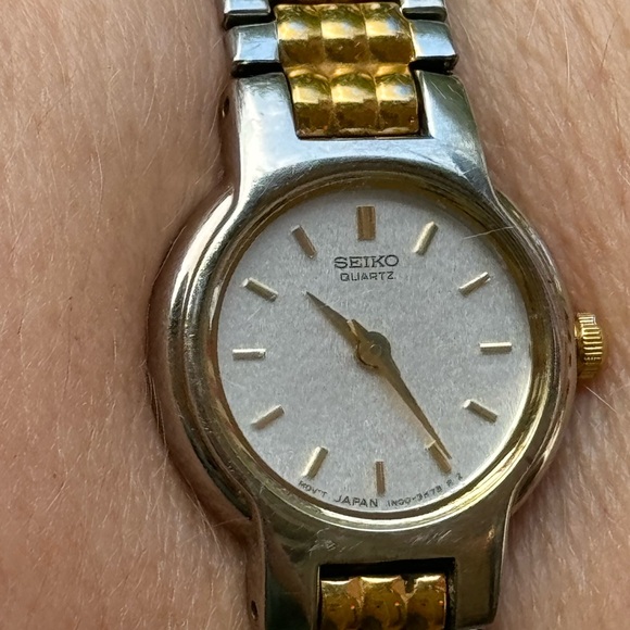 Women’s SEIKO stretch band stainless steel Watch - Picture 4 of 9